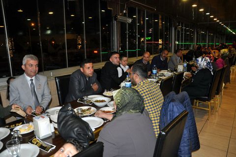 şehit eşleri ve yakinlari yemekte buluştu
