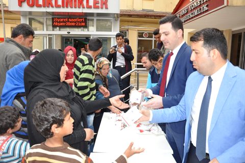 Hastane yönetimi kandil simidi dağitti