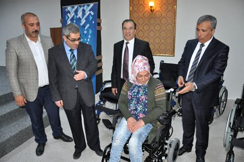 Engellilere sandalye dağitimi