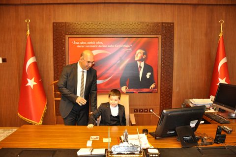 öğrenciler makam koltuklarina oturdu