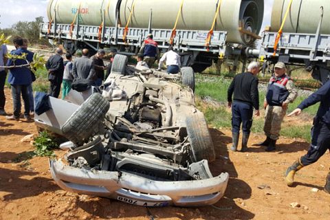 Tren hemzemin geçitte otomobile çarpti 2 yarali