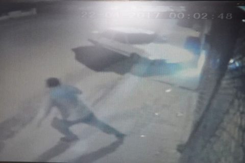 Otomobilin işyerine çarpmasi kamerada