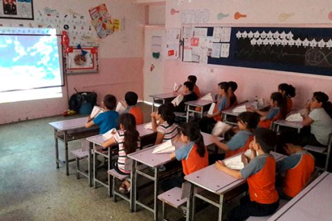 öğrenciler eğitici sinema filmi izleyerek misir patlattilar