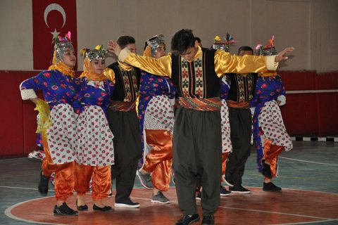 Halk oyunu gösterileri ilgiyle izlendi