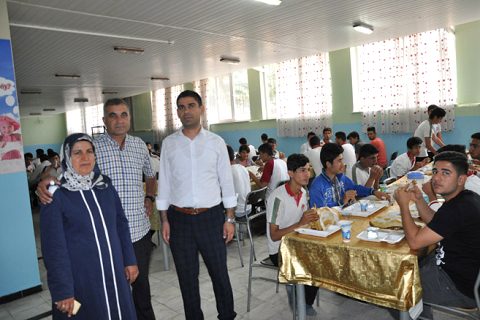 şehit ailesinden protokol ve öğrencilere yemek ikrami