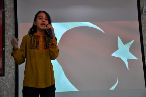 öğrencilerden şiir dinletisi
