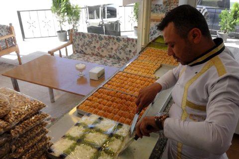 Güllaç ve tatlilar rağbet görüyor