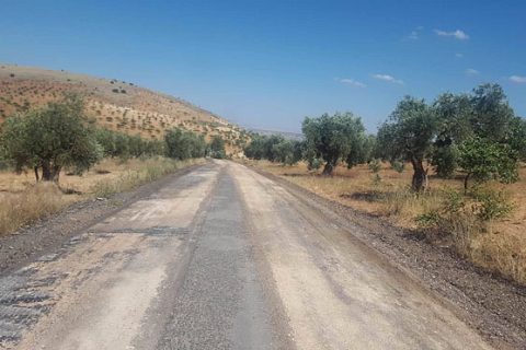 Asfalt ekipleri köy yollarini yapiyor