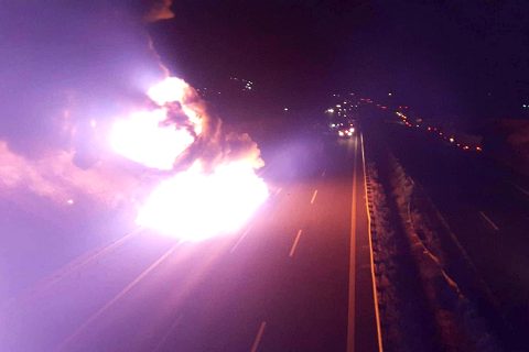 Amonyum nitrat yüklü tanker alev alev yandi