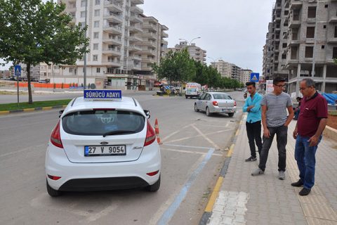 Sürücü adaylari zorlu kurslardan geçiyor