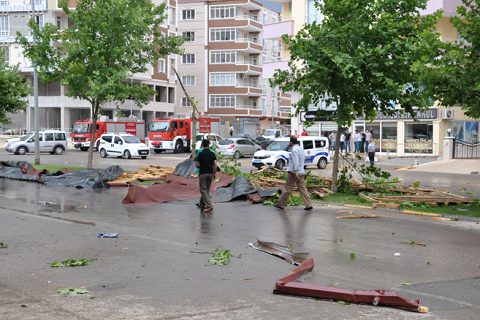 Nizip teki şiddetli firtina çatilari uçurdu
