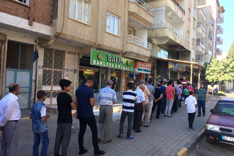 Bayramda ekmek kuyruğu
