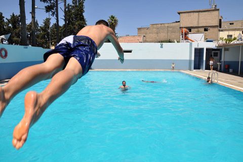 Vatandaşlar havuza girerek serinliyor