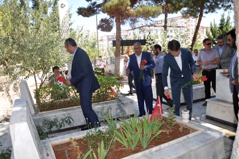 Abdulhamit gül ve beraberindeki heyet nizip şehitliğini ziyaret etti