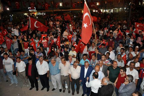Vatandaşlar demokrasi nöbetinde buluştu