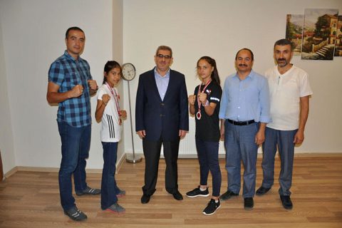 Başarili sporcular altinla ödüllendirildi