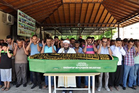Oğluna siper olarak ölen baba  toprağa verildi