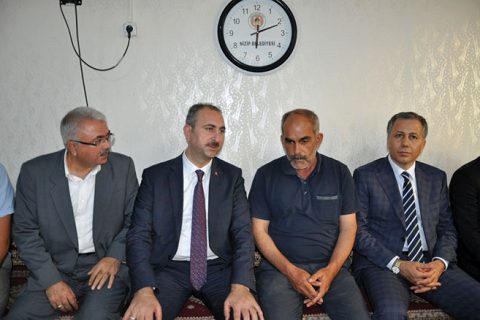 Adalet bakani gül den taziye ziyareti