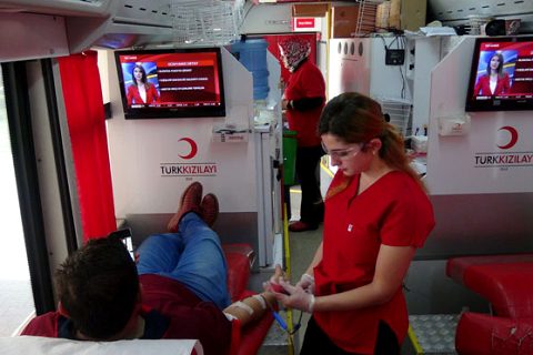 Kizilay nizip şubesi kan alimlarina devam ediyor