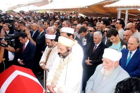 Milletvekili yüksel birecikte toprağa verildi sevenleri uğurladi