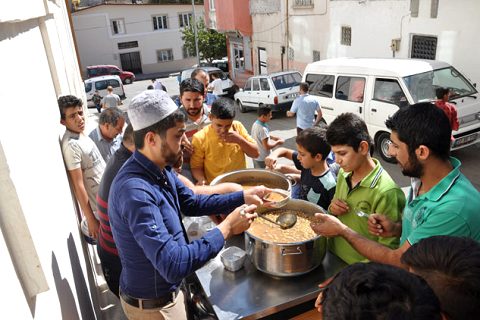 Külliyede sicak yemek ve aşure ikrami