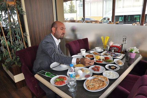 Ikbal cafe ve restaurant ta açik kahvalti