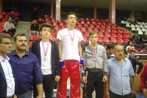 Nizipli sporcularin kick boks başarisi