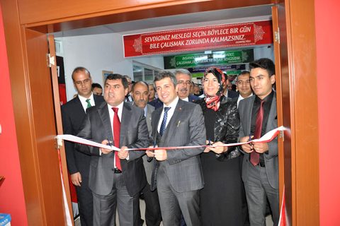 Mesleki eğitim merkezi nde belge töreni