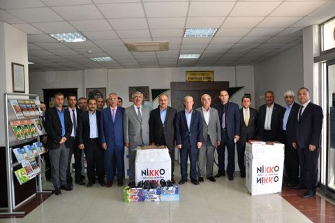 Ticaret borsasi ndan öğrencilere ayakkabi yardimi