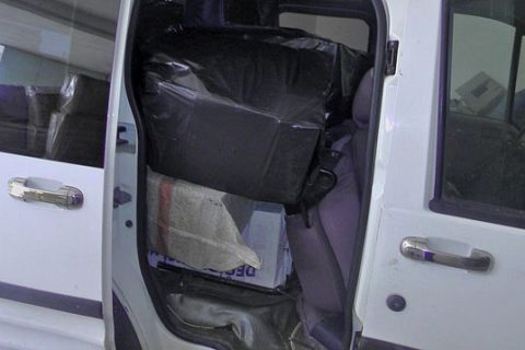 Araç içerisinde sigara sevkiyatina polis engeli