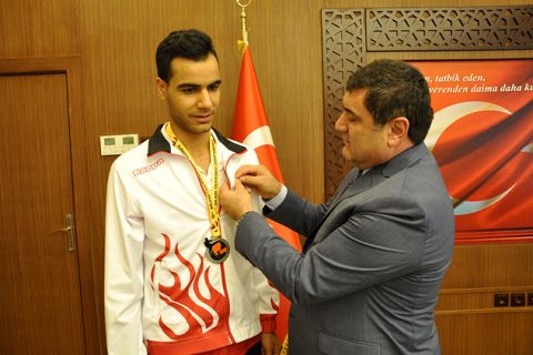 Kaymakam şahin den başarili sporcuya ödül