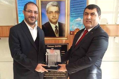 Okul yaptiran hayirsevere plaketli teşekkür