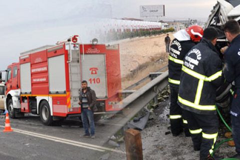Hastane yolunda kaza 5 ölü 3 yarali