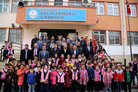 Ihtiyaç sahibi öğrencilere kişlik kiyafet yardimi