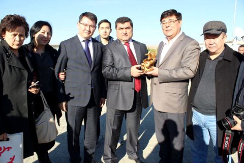 Kazakistan basin heyeti suriyelilerin kaldiği geçici barinma merkezine ziyaret