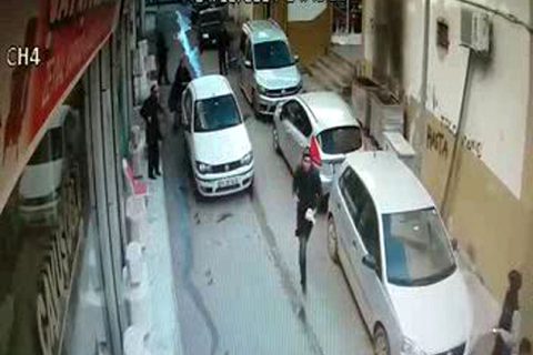 Otomobiline taş atip düğün yapmak için bankadan çektiği 42 bin lirayi aldilar