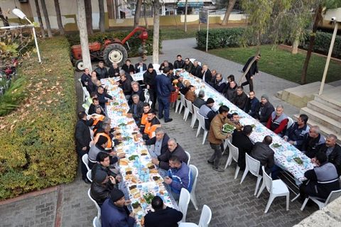 Belediye personelinden yemek daveti