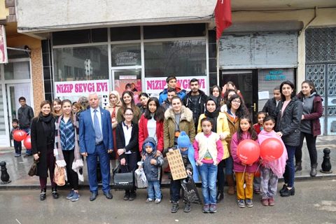 Arti koleji nden oyuncak yardimi