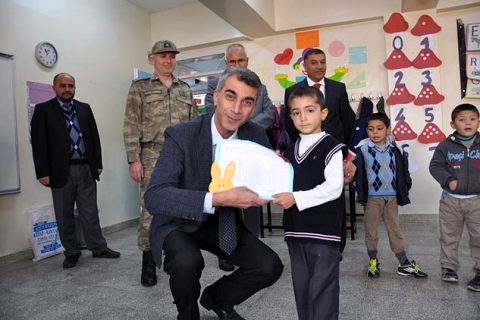 Protokol üyeleri karne dağitti