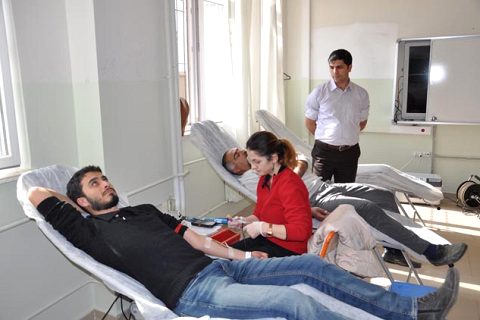 öğrenci ve öğretmenlerden kan bağişi