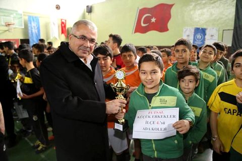 Başarili sporcular ödüllendirildi