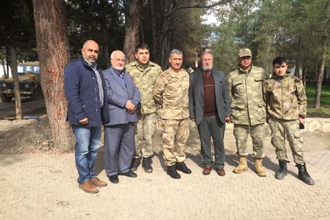 Nizip li esnafi askere destek için suriye sinirinda
