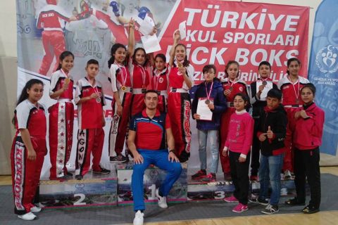 Nizip kizlarda kick boks da türkiye şampiyonu oldu
