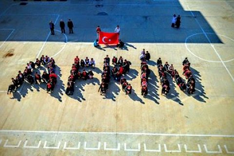 öğrencilerden askerlere koreografili destek
