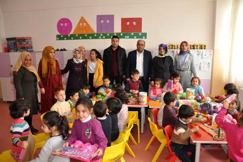 Lise öğrencilerinden minik öğrencilere oyuncak desteği