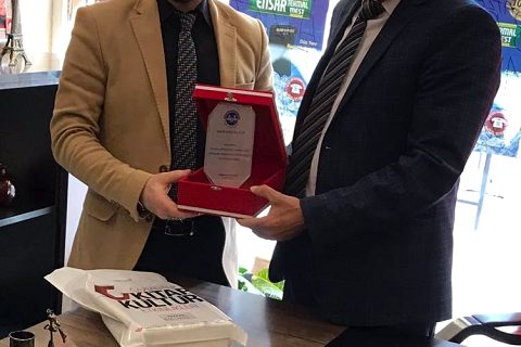 Türk diyanet vakfi ndan mehmet çinar a plaket