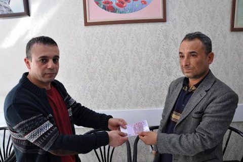Bulduğu parayi sahibine teslim etti
