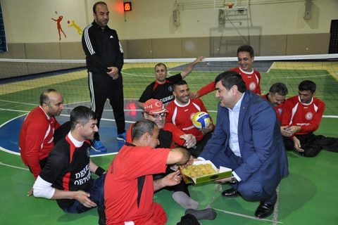 Kaymakam şahin engelli sporcularin antremanini izledi