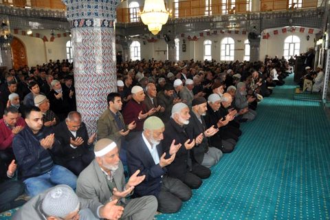 18 mart çanakkale zaferi şehitleri için mevlit okutuldu