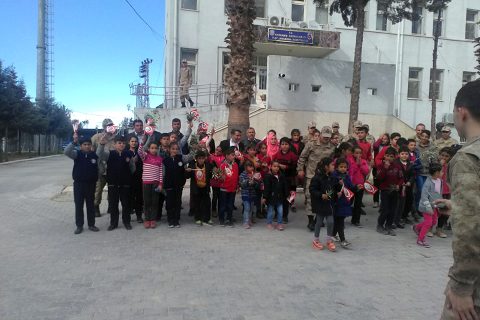 öğrenciler  1 günlük harçliklarini mehmetçik vakfi na bağişladi
